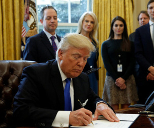 Ông Trump xem xét ra sắc lệnh nhập cư mới