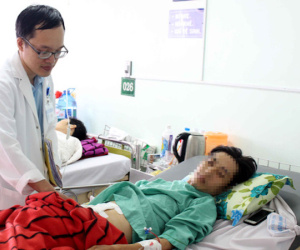 Suýt chết vì tự rút thanh gỗ găm vào bụng