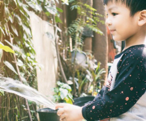 Vì sao tôi trả công cho hai con trai làm việc nhà