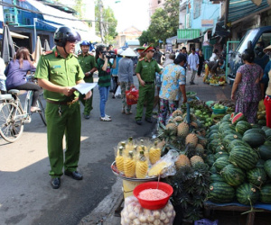 Rút dây nịt đánh công an đang xử lý lấn chiếm vỉa hè ở Sài Gòn