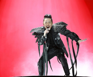 Tùng Dương không kìm được nước mắt trong live show riêng