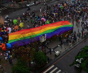Bạn trẻ tung cờ cầu vồng LGBT trên phố đi bộ Nguyễn Huệ