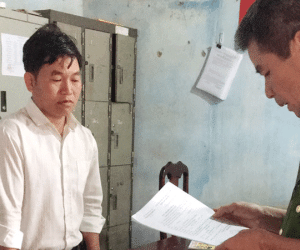 Bắt nguyên phó chủ tịch xã cầm 50 triệu đồng lừa chạy việc