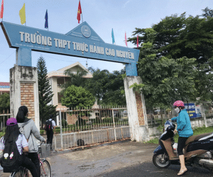 Phụ huynh than phí cao, trường bảo "cứ đi nơi khác"