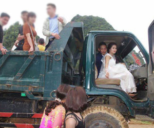 Rước dâu bằng 2 xe tải, cặp đôi Hòa Bình khiến cư dân mạng trầm trồ
