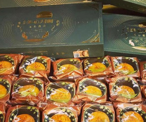 Buôn bánh trung thu xách tay, lãi 300 triệu/tháng