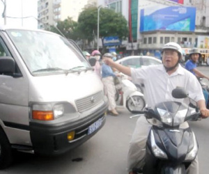 Dân phản ứng xe chở ông Đoàn Ngọc Hải đậu trên đường gây kẹt xe