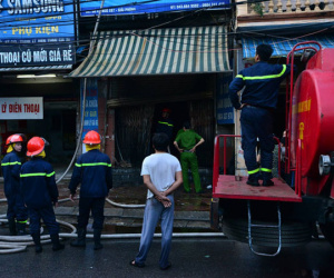 Hà Nội: Căn nhà 2 tầng cháy rụi lúc 3h sáng, cảnh sát PCCC phải cắt khoá để tiếp cận vào bên trong