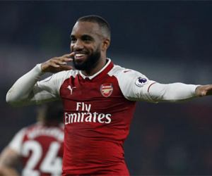 Lacazette lập cú đúp, Arsenal trở lại cuộc đua Ngoại hạng Anh