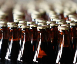 Mất 1.700 tỷ đồng dán nhãn, mỗi chai bia đội thêm chi phí gần 200 đồng