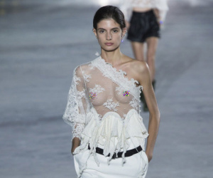 Con gái Cindy Crawford để ngực trần trong show Saint Laurent
