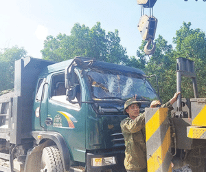 Khởi tố tài xế tông chết cô gái ngăn cản thi công đường