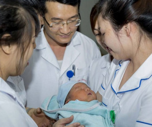 Nhờ người bế giúp để đi vệ sinh, người mẹ bỏ luôn con trai mới sinh ở Viện Huyết học