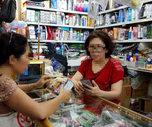 Thực phẩm chức năng gắn mác "xách tay": "Không biết nguồn ở đâu mà rẻ thế"