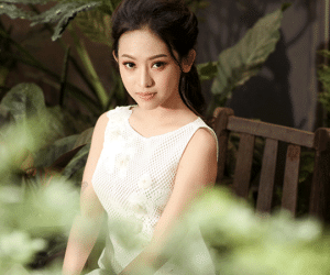 Thuý Vi ở tuổi 19: "Có nghề nào kiếm tiền nhanh hơn làm người nổi tiếng đâu"