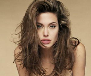 Angelina Jolie: Bà mẹ đơn thân và cuộc sống không bao giờ bình thường