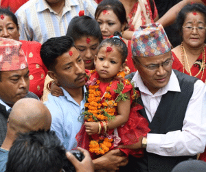 Bé gái 3 tuổi trở thành "nữ thần sống" ở Nepal