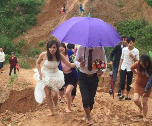 Cô dâu chân trần lội bùn, vượt đường đồi núi về nhà chồng