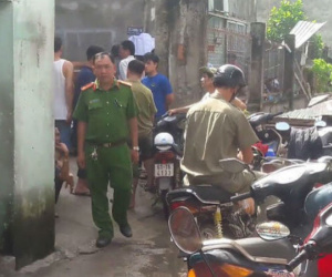 Gọi chồng dậy đi làm thì phát hiện cơ thể tím tái dưới nền nhà, vợ la hét cầu cứu