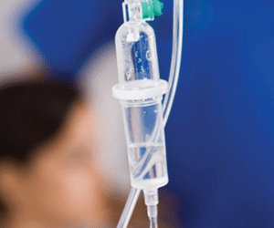 Hy hữu: Bé trai 4 tuổi nguy kịch vì bị truyền nhầm bình dung dịch chứa nước giặt