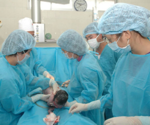 Lén ăn cháo trước khi lên bàn mổ, thai phụ tử vong: Vì sao phải nhớ nhịn ăn trước khi mổ?