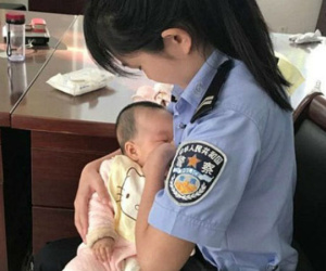 Nữ cảnh sát trẻ cho con của bị cáo bú khi tòa đang xử, bị cáo bật khóc hối hận