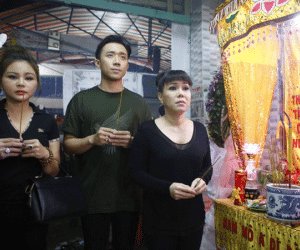Trấn Thành thẫn thờ đến viếng nghệ sĩ hài Khánh Nam