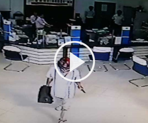 Video tên cướp cầm súng xông vào ngân hàng ở Vĩnh Long