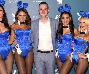 14 tuổi "lẻn" vào tiệc "mát mẻ" của bố, con út của trùm Playboy từng bị an ninh tóm cổ