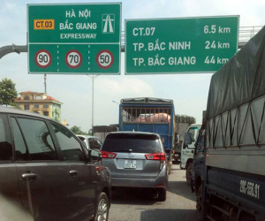 Cao tốc Hà Nội - Bắc Giang ách tắc vì giá treo biển báo bị kéo đổ