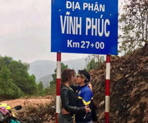 Cặp đôi "hôn nhau trên từng cây số": Đi xuyên Việt, đến đâu cũng chỉ chụp đúng 1 kiểu ảnh