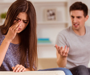 Khi tôi nằm trong phòng sinh đau đớn, chồng tôi vẫn đang bận đưa bạn thân đi thử áo cưới