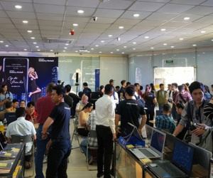 Người mua chờ từ 6h sáng để nhận Galaxy Note8