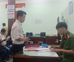 Người Sài Gòn "tắc" mọi giao dịch vì chậm cấp thẻ căn cước