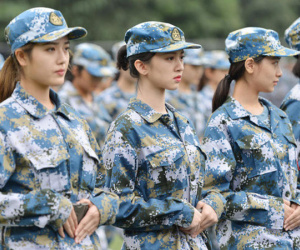 Nữ sinh trường nghệ thuật Trung Quốc xinh đẹp trong giờ học quân sự