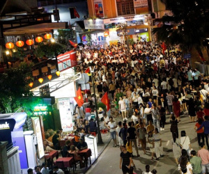 Du khách chen chân trên phố đi bộ ở Huế