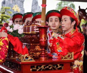 Hoài Linh tất bật trong ngày giỗ Tổ sân khấu tại đền thờ
