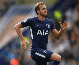 Kane lập cú đúp, Tottenham đè bẹp Huddersfield