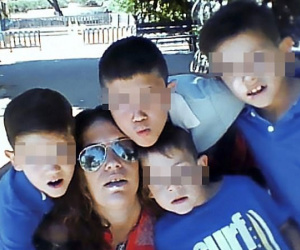 Kinh hoàng 4 bé trai sống chung với xác chết của mẹ gần một tuần lễ