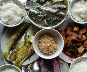 Mâm cơm đầy ắp hải sản chỉ 33 nghìn của cô nàng khéo vun vén khiến chị em tranh cãi dữ dội