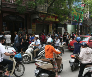 Phố Thụy Khuê tắc nghẽn vì dòng người ùn ùn đổ về mua bánh Trung thu gia truyền