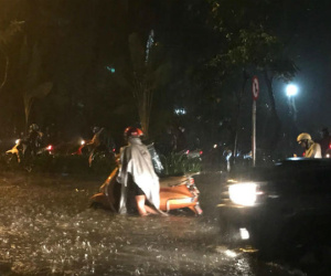 Sài Gòn mưa lớn, nhiều tuyến đường ngập nặng