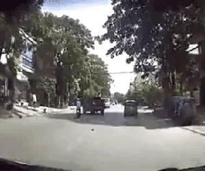 Video: Đi sai làn, nam thanh niên tông trực diện vào xe tải đi ngược chiều