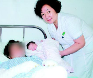 Bất ngờ bị biến thành "ngọn đuốc sống", người mẹ nhảy vội xuống ao để cứu thai nhi trong bụng