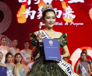 Hoa hậu Thế giới Trung Quốc mặc váy chim công khi đăng quang
