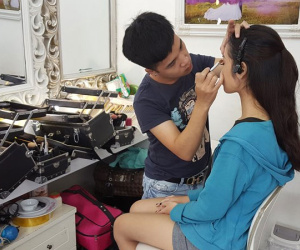 Thợ trang điểm "toát mồ hôi" vì yêu cầu của cô dâu phố cổ