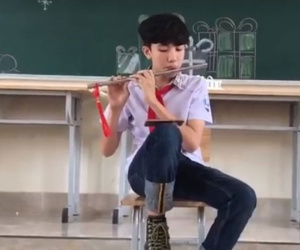 10X Quảng Ninh được cô giáo khen khi thổi sáo trúc "Em gái mưa"