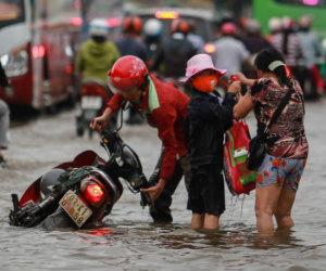 Hàng loạt người Sài Gòn ngã nhào trong biển nước sau mưa