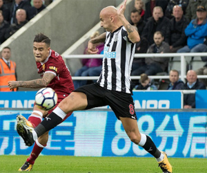 Liverpool mất điểm theo lối mòn trước Newcastle