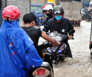 Quốc lộ 51 ở Đồng Nai ngập sâu, hàng nghìn xe cộ ùn tắc